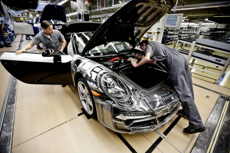 Zaměstnanci automobilky Porsche. Zaměstnanci automobilky Porsche.