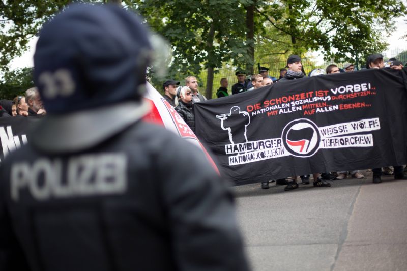 Německá policie zasahuje proti demonstrujícímu neonacistickému spolku Bílí vlci. Německá policie zasahuje proti demonstrujícímu neonacistickému spolku Bílí vlci.