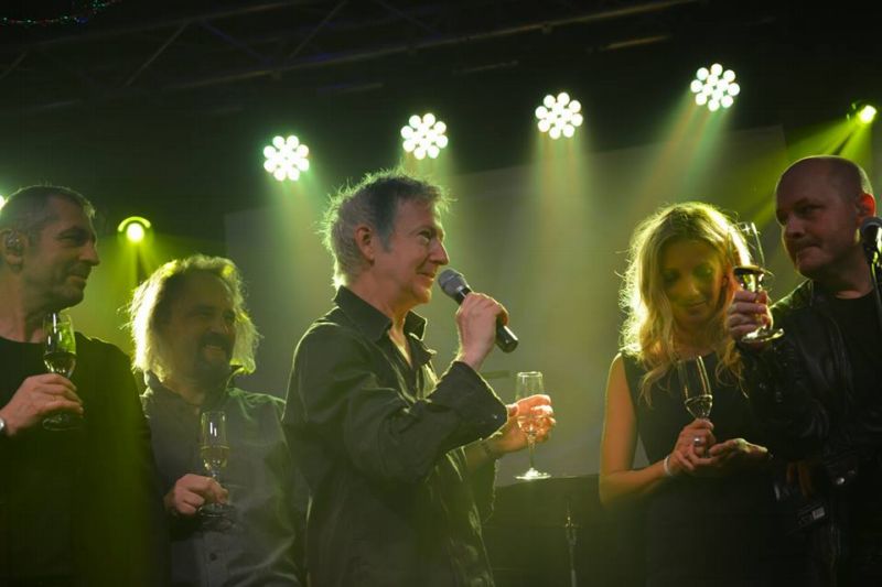 Gerry Leonard (uprostřed) slavnostně pokřtil novou desku.