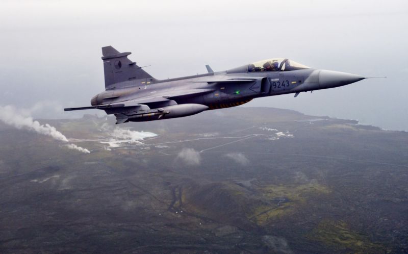 Propůjčený Gripen ve vzdušném prostoru Islandu. Propůjčený Gripen ve vzdušném prostoru Islandu.