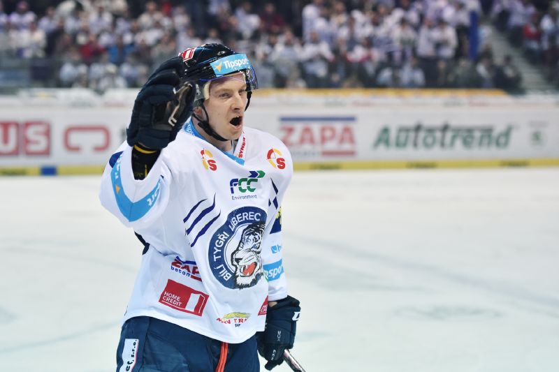 První zápas čtvrtfinále play off hokejové extraligy Bílí Tygři Liberec - Piráti Chomutov 16. března v Liberci. Autor prvního gólu Michal Bulíř z Liberce.