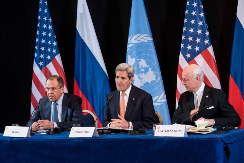 Ministři zahraničí Ruska Sergej Lavrov (vlevo) a Spojených států John Kerry. Ministři zahraničí Ruska Sergej Lavrov (vlevo) a Spojených států John Kerry.