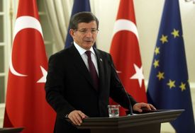 Turecký premiér Ahmet Davutoglu.