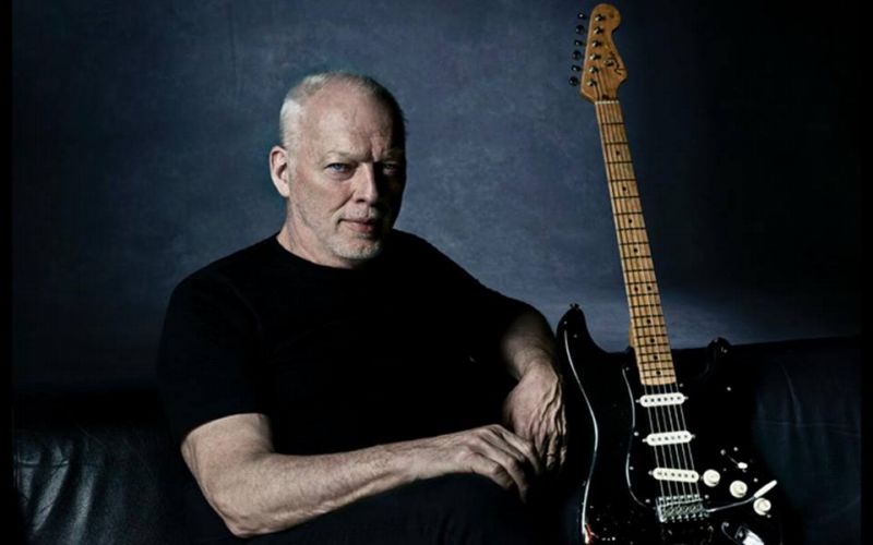 Člen skupiny Pink Floyd, zpěvák a kytarista David Gilmour. Člen skupiny Pink Floyd, zpěvák a kytarista David Gilmour.