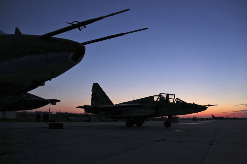 Stíhačka SU-24 na ruské základně po návratu ze Sýrie (ilustrační foto).