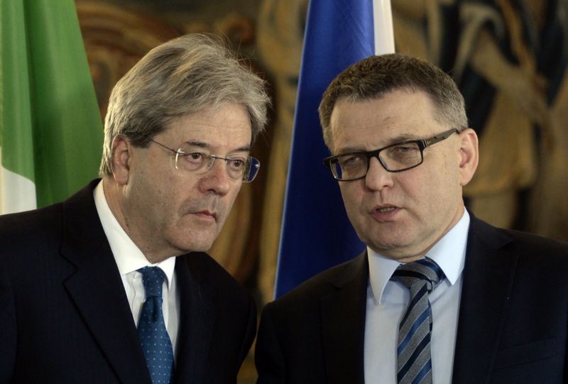 Ministr zahraničí Lubomír Zaorálek (vpravo) a italský ministr zahraničí Paolo Gentiloni.