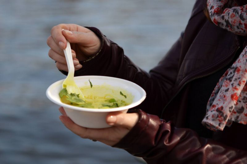 Smíchovská náplavka hostí druhý ročník festivalu polévek nazvaný Polívkování.