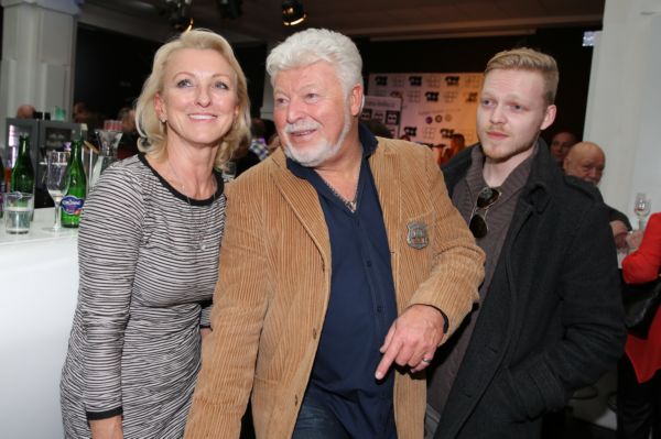 Milan Drobný se svou novou přítelkyní Danou a synem Milanem na křtu jeho knihy Když se ucho utrhne. Milan Drobný se svou novou přítelkyní Danou a synem Milanem na křtu jeho knihy Když se ucho utrhne.