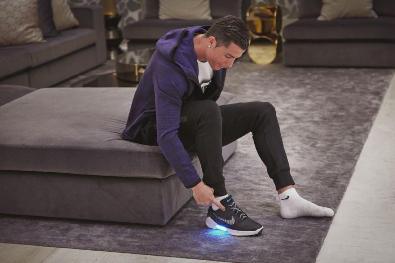 Tenisky Nike HyperAdapt 1.0, které se samy zavazují, testoval i fotbalista Cristiano Ronaldo.