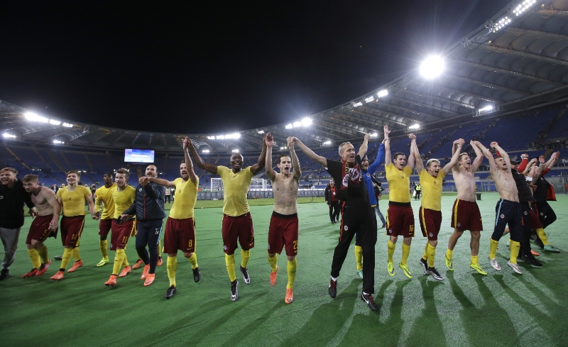 Sparťané se radují ve vyplněném Olympijském stadionu v Římě.
