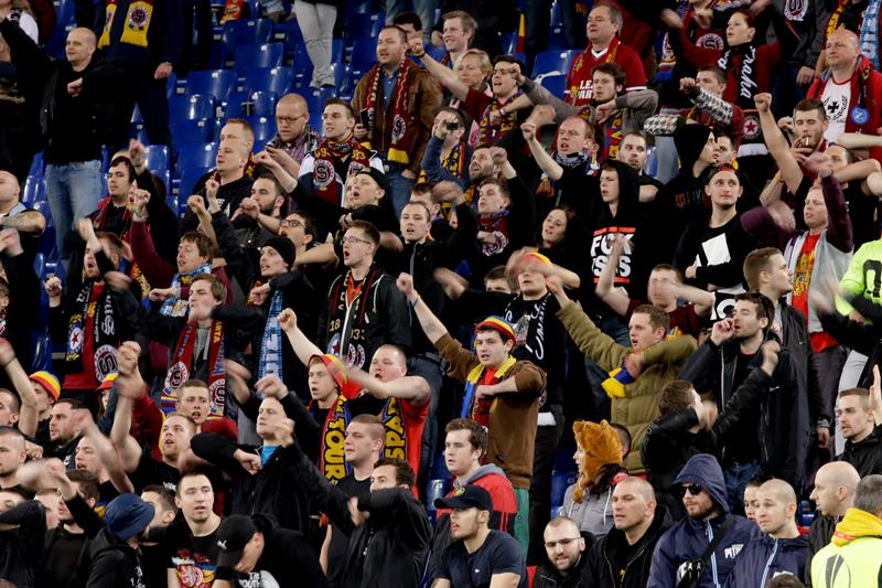Parádní výkon 1500 fanoušků v Římě pokazilo chování pár jedinců.