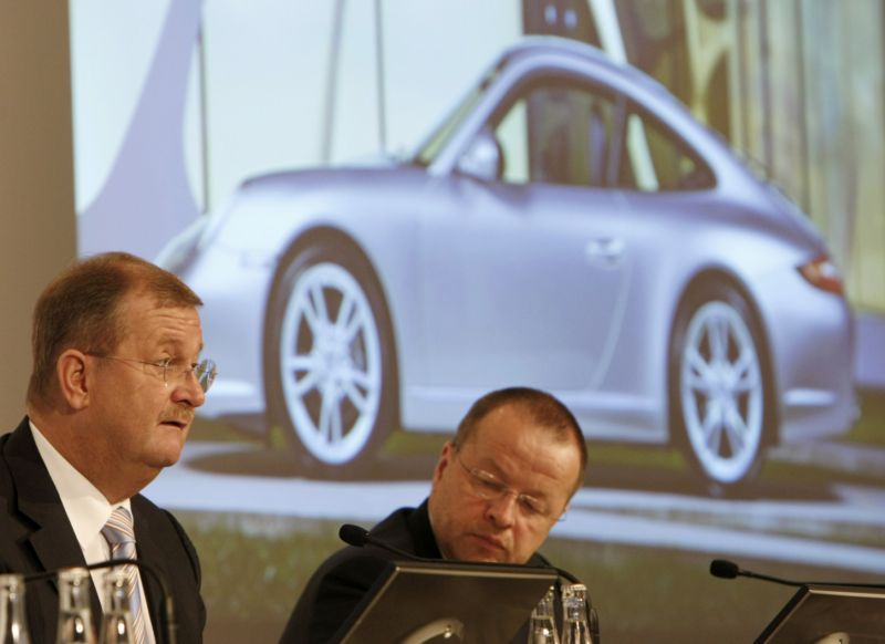 Wendelin Wiedeking (vlevo) a Holger Härter zproštěni viny. Wendelin Wiedeking (vlevo) a Holger Härter zproštěni viny.