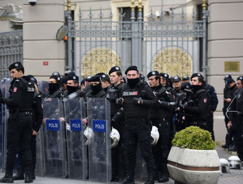 Policisté kvůli nedávným útokům v Ankaře hlídají místní německé velvyslanectví (ilustrační foto).