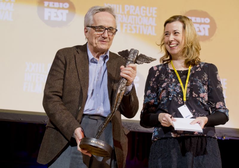 Italský režisér Marco Bellocchio přebírá čestnou cenu Kristián. Italský režisér Marco Bellocchio přebírá čestnou cenu Kristián.