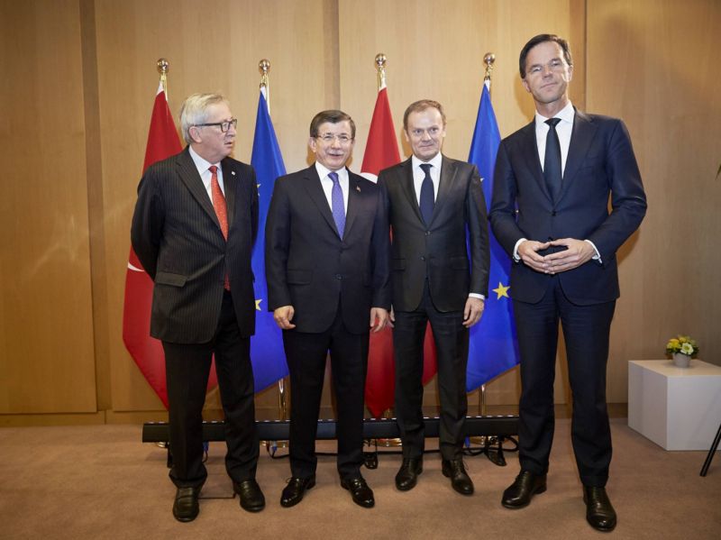 Schůzka mezi (zleva) Jean-Claudem Junckerme, Ahmetem Davutogluem, Donaldem Tuskem and Markem Ruttem. Schůzka mezi (zleva) Jean-Claudem Junckerme, Ahmetem Davutogluem, Donaldem Tuskem and Markem Ruttem.