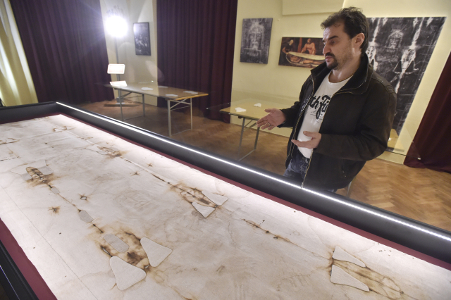 Arcibiskupský zámek v Kroměříži zahájil 18. března výstavu autentické kopie Turínského plátna. Turínské plátno je relikvie, o níž se traduje, že je plátnem, do nějž krátce po ukřižování bylo zahaleno tělo Ježíše Krista. Kopii zhotovili odborníci podle originálu, látka byla utkána stejnou metodou jako původní pohřební rubáš, vysvětluje majitel plátna Robert Pospíchal.