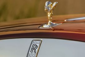 Propletená písmena R a soška Spirit of Ecstasy, to jsou symboly luxusu.