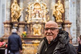 Paulo Coelho navštívil ihned po příletu do Prahy kostel Panny Marie Vítězné, kde se poklonil Pražskému Jezulátku.