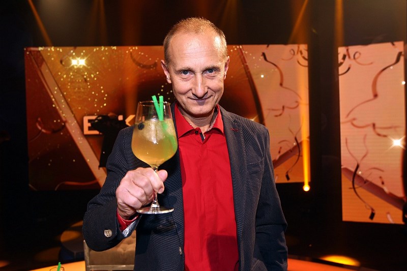 Jestlipak si bude moct dát Josef Carda koktejl v exotických krajích?
