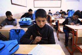 Fotografie z vyučování ve škole v táboře pro syrské uprchlíky v provincii Gaziantep v jihovýchodním Turecku.