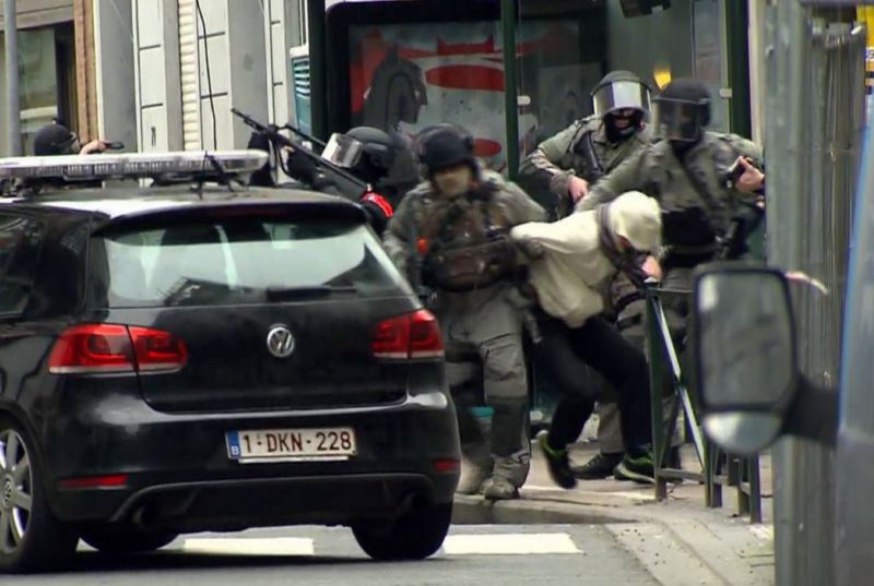 Snímek z dopadení islamistického radikála Salaha Abdeslama. Snímek z dopadení islamistického radikála Salaha Abdeslama.