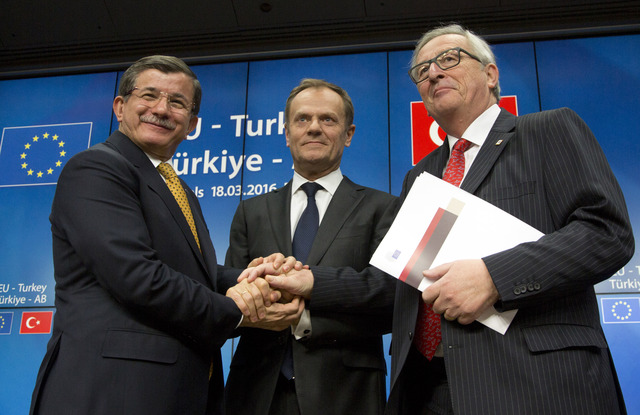 Zleva turecký premiér Ahmet Davutoglu, předseda Evropské rady Donald Tusk a předseda Evropské komise Jean-Claude Juncker potvrdili dohodu o vracení migrantů z řeckých ostrovů do Turecka.