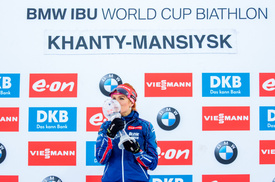 Gabriela Soukalová s malým glóbem pro vítězku hodnocení stíhacích závodů.