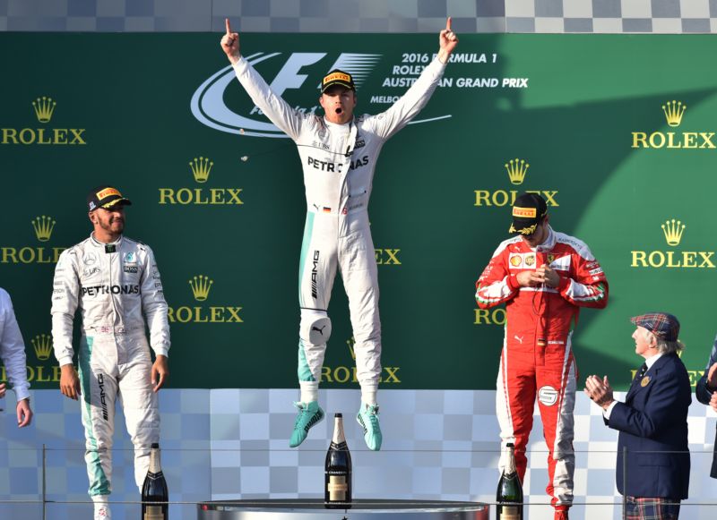 Lewis Hamilton, Nico Rosberg a Sebastian Vettel.