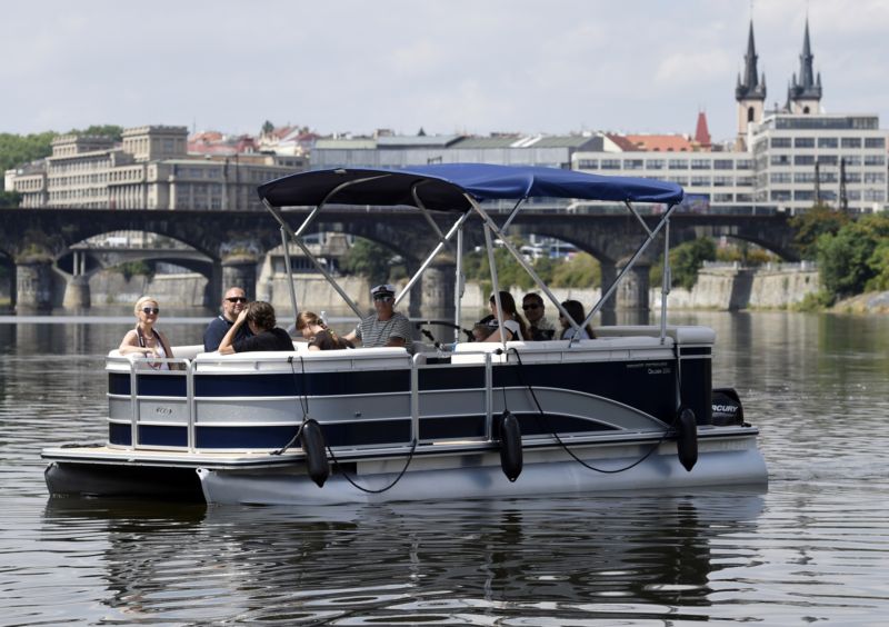 Přívoz mezi Holešovicemi a Štvanicemi. Přívoz mezi Holešovicemi a Štvanicemi.
