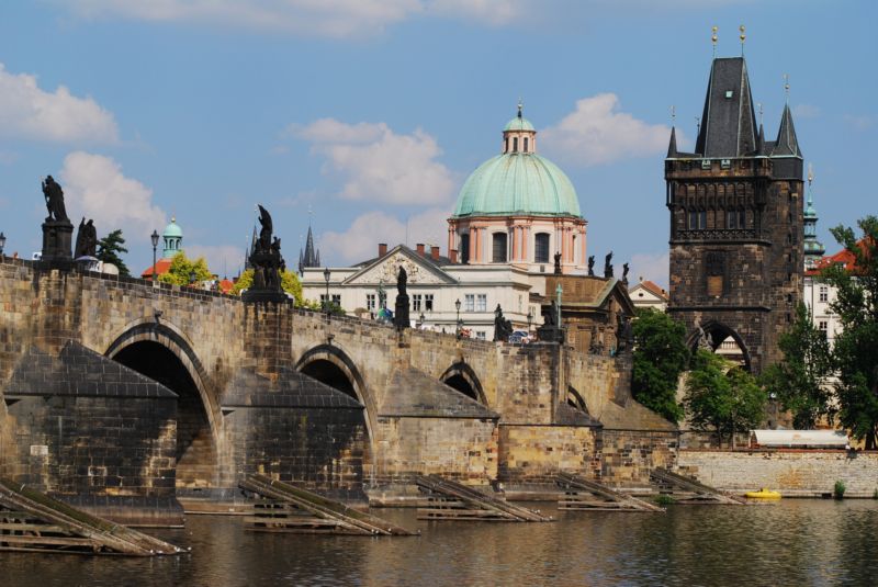 Karlův most a Staroměstská mostecká věž. Karlův most a Staroměstská mostecká věž.