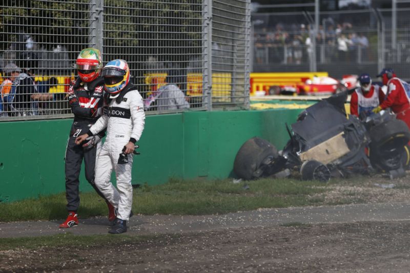 Fernando Alonso odchází po havárii od zničeného monopostu.