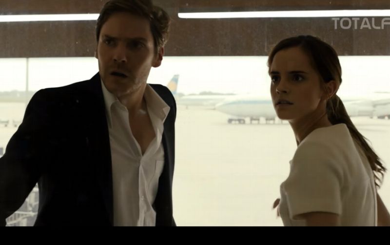  Daniel Brühl s Emmou Watson ve filmu Kolonie.