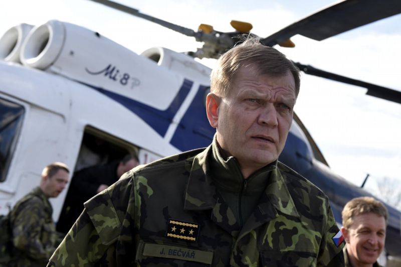 Náčelník Generálního štábu Josef Bečvář.