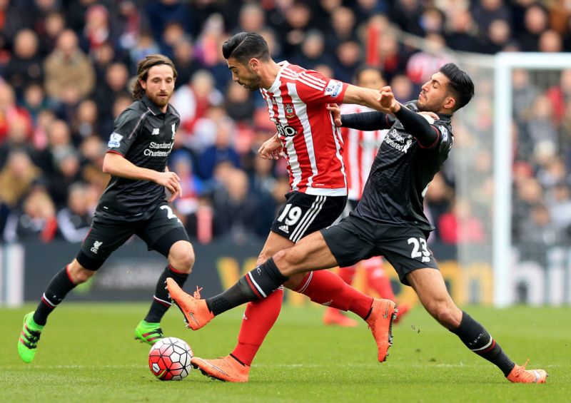 Graziano Pellé ze Southamptonu (vpravo) v souboji o míč s Liverpoolským Emre Canem.