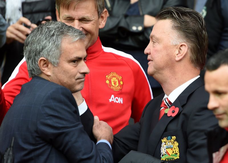 José Mourinho se zdraví s Louisem Van Gaalem.