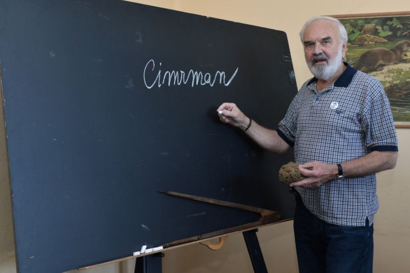 Základní škola v Praze-Lysolajích se v roce 2014 v rámci oslav svých osmdesátin přejmenovala na Základní školu Járy Cimrmana Lysolaje. Cimrmanolog Zdeněk Svěrák (na snímku), spoluzakladatel divadla majícího rovněž v názvu jméno fiktivního dramatika, si prohlédl historickou expozici v budově školy.