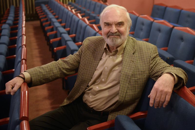 Filmový a televizní scenárista, textař, spisovatel, herec a spoluzakladatel Divadla Járy Cimrmana Zdeněk Svěrák.