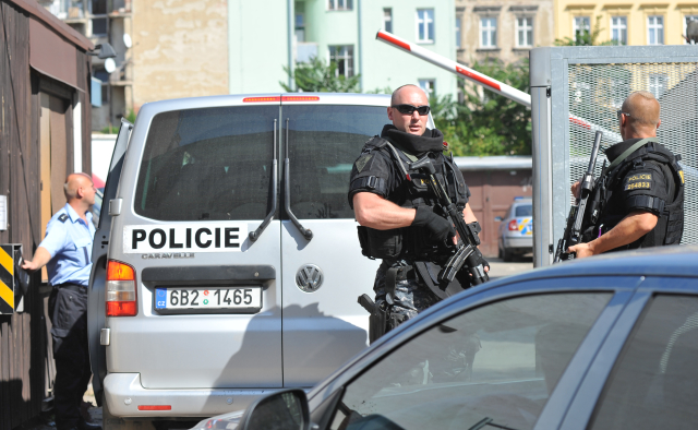 Kevina Dahlgrena při převozu z Prahy do Brna doprovázela silně ozbrojená policejní eskorta. Srpen 2015.