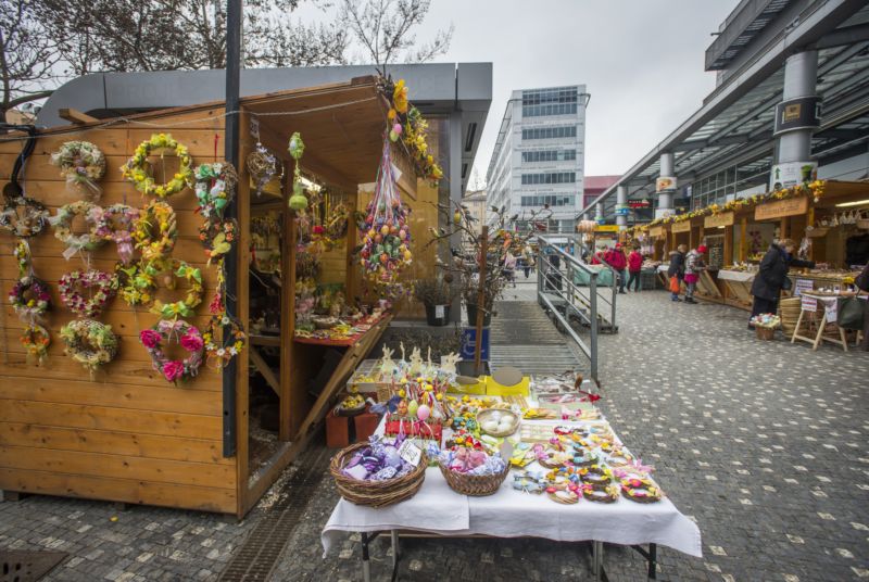 Nejoblíbenější velikonoční destinací Čechů je Praha (na snímku velikonoční trhy u metra Anděl)