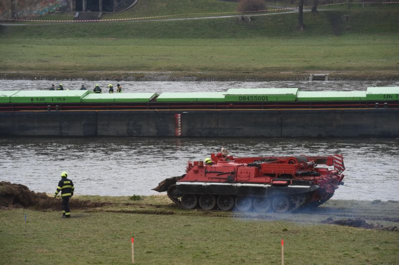 Vyprošťovací tank obsluhovali hasiči.