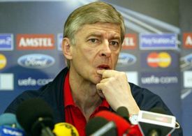 Arséne Wenger na jedné z tiskových konferencí.