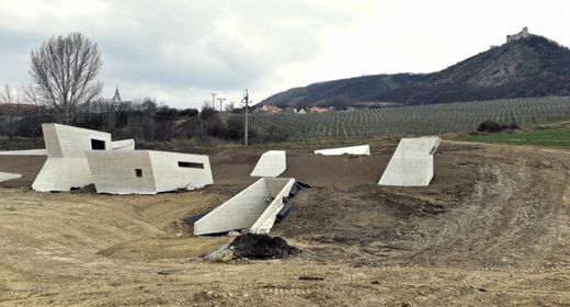 Uprostřed objektu bude archeologické naleziště s kostrami a artefakty.