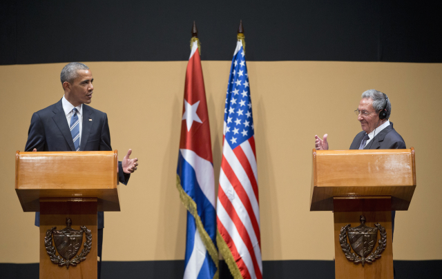 Americký prezident Barack Obama a kubánský prezident Raul Castro. 