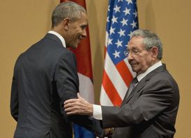 Raúl Castro (vpravo) a Barack Obama.