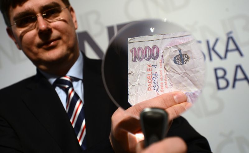 V České republice bylo loni zadrženo 5301 kusů padělaných a pozměněných bankovek.