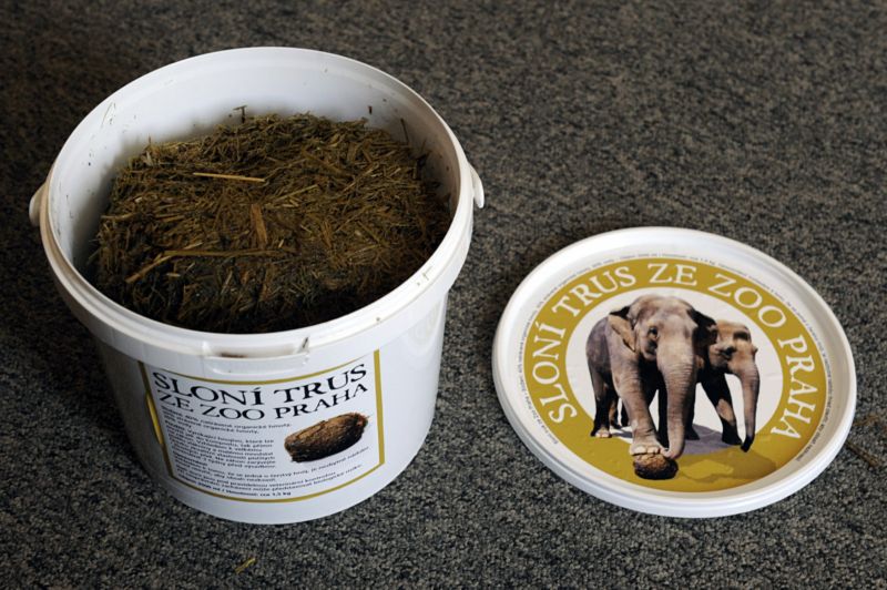 Zoo již prodává návštěvníkům sloní trus jako hnojivo.