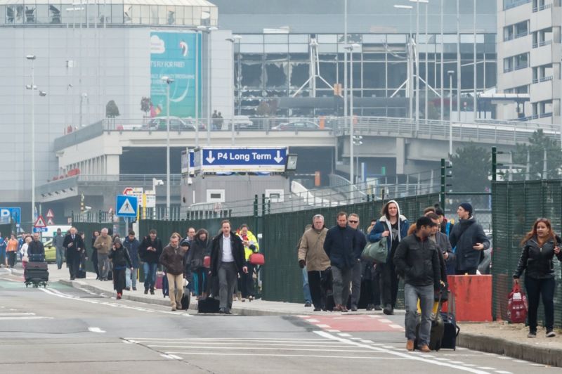 Občané mají odložit veškeré cesty do Bruselu.