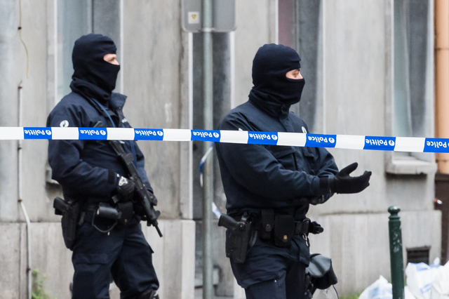 Ozbrojení belgičtí policisté hlídkují na ulicích v Bruselu (ilustrační foto).