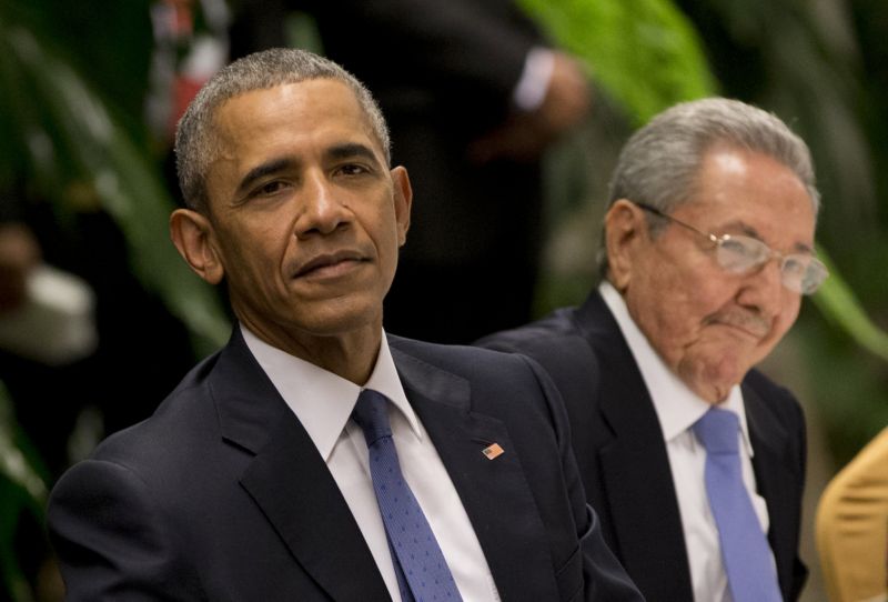Barack Obama s kubánským prezidentem Castrem.