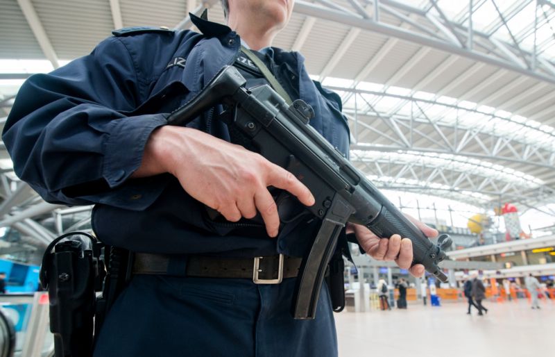 Belgická policie usilovně pátrá po jednom ze tří mužů.